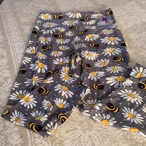 Buskin’s “Busy Bee” Capri Leggings